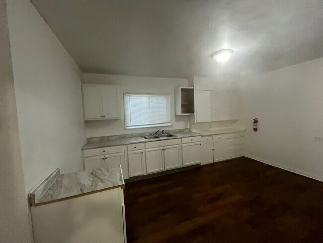 Foto del edificio - Spacious & Smart Layout! 3-bedroom, 1-bath...