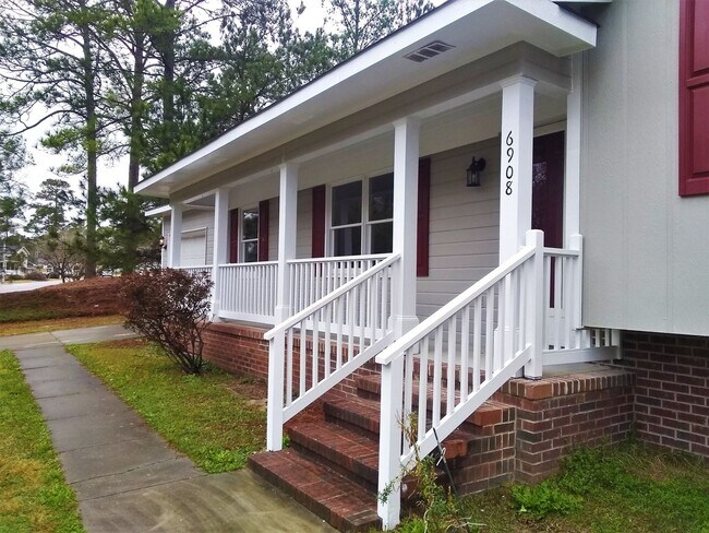 Foto del edificio - UPDATED & SPACIOUS 3 Bedroom 2 Bathroom home close to SHOPPING & FT BRAGG!!