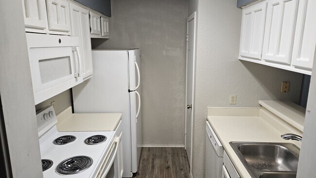 Kitchen - 1202 Thorpe Ln