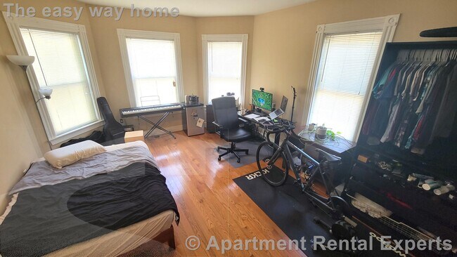 Building Photo - Central Sq 3+ Bedroom - Great location!  R...