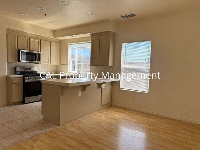 Foto del edificio - Stunning 5-Bedroom, 3-Bathroom Home with Fireplace & 2-Car Garage
