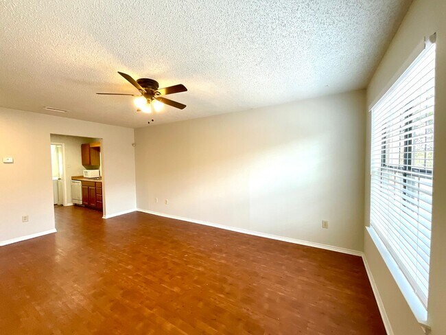 Foto del edificio - **APPLICATION RECEIVED** **MOVE IN SPECIAL!!** Spacious 2 Bedroom / 2 Bath Unit!
