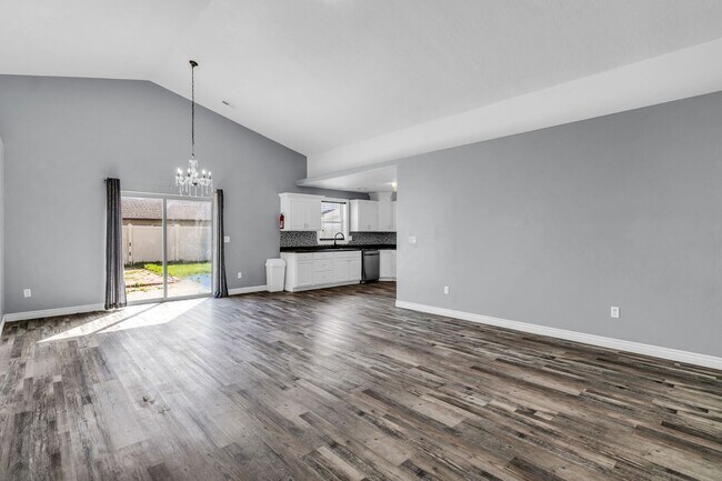 Foto del edificio - 3 Bed Home with Open Layout & High Ceilings