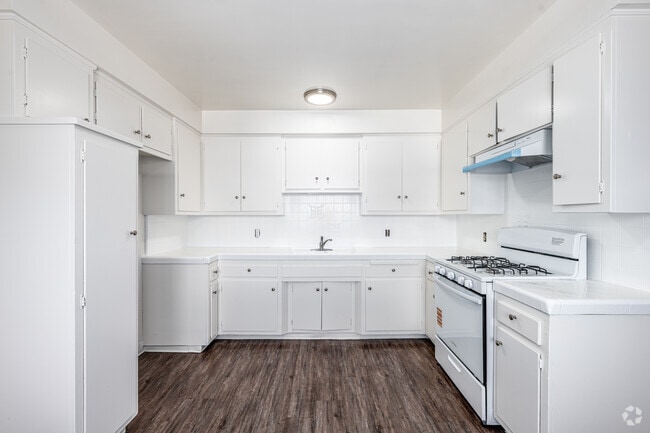 2 habitaciones, 1 baño - 650 pies cuadrados - Cocina - 10243 San Antonio Ave.