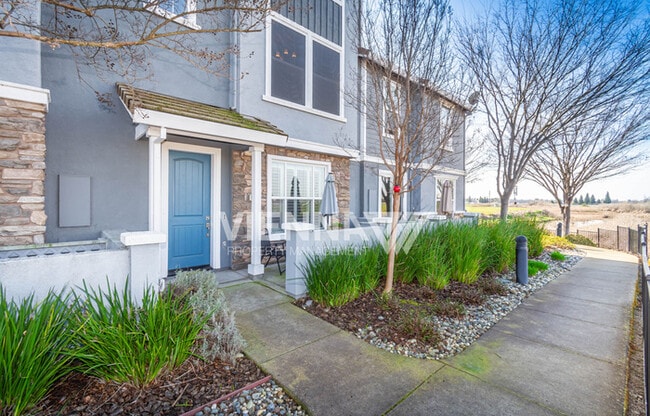 Foto del edificio - 6216 Lonetree Blvd