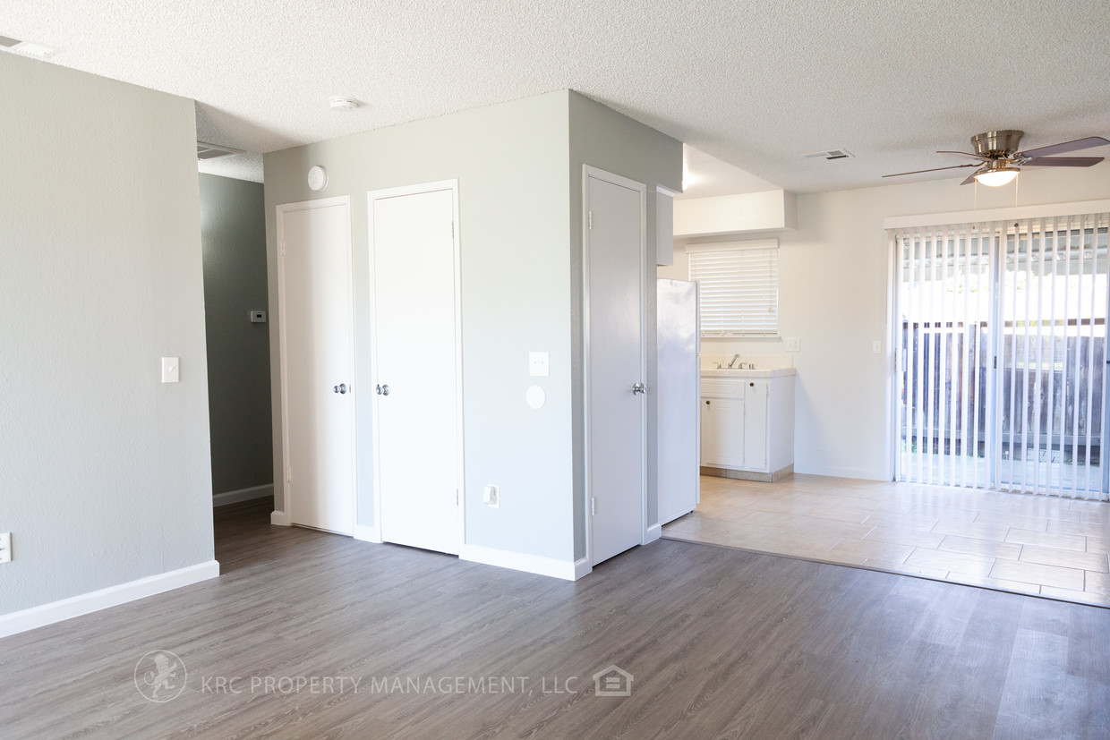 Foto principal - 5244 E Tulare Ave