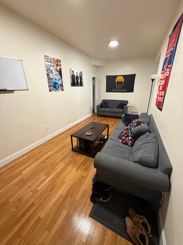 Foto principal - 523 E 3rd St