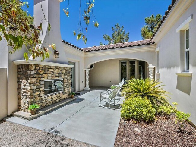 Foto del edificio - Luxury living in guard gated Resort Villas...