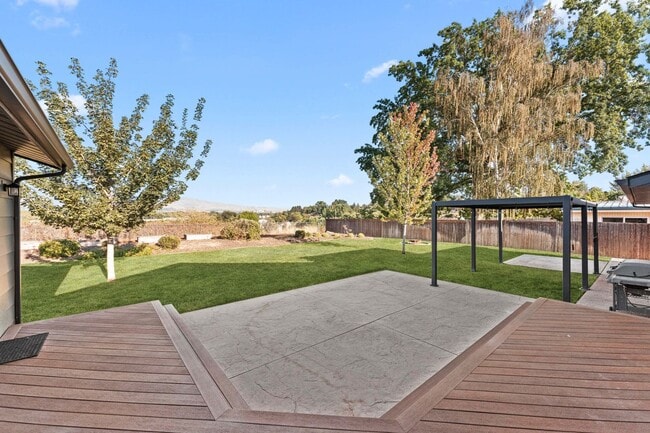 Building Photo - Exceptional Boise West Bench Home