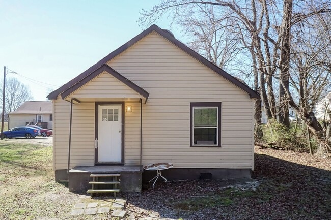 Building Photo - Three Bedroom Home!