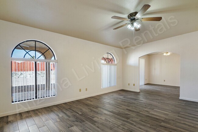 Building Photo - SPACIOUS 3 BEDROOM HOME