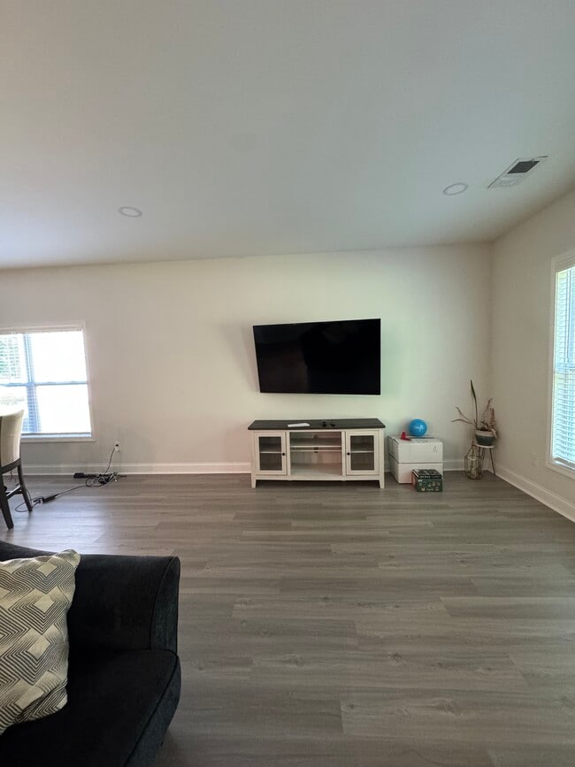 Building Photo - 551 Roseridge Dr