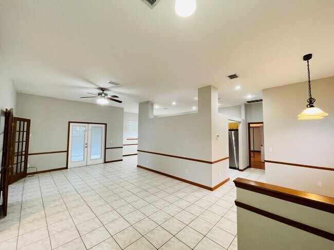 Building Photo - Charming Home in Sunny Slopes – Oviedo, FL
