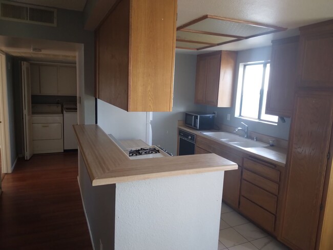 Building Photo - Spacious 1 Bedroom, 1 Bathroom Condominium...