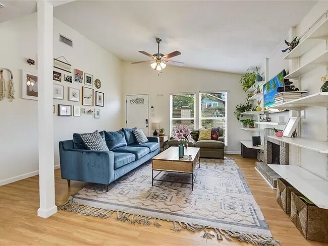 Foto del edificio - 6406 Auburn Dr
