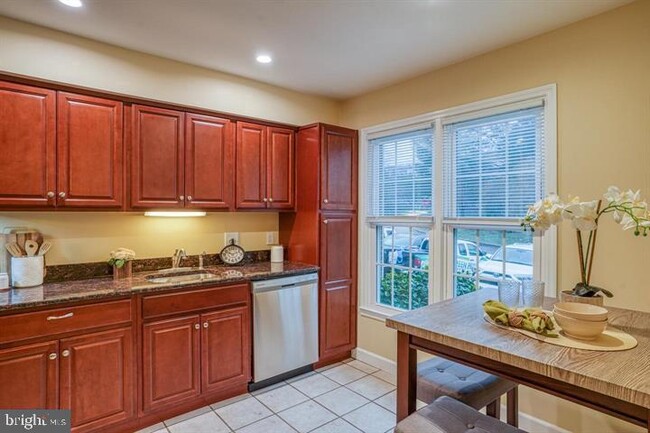 Building Photo - 807 Stockbridge Dr
