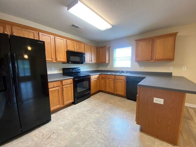 Foto del edificio - PRE-LEASING FOR AUGUST 2026! LIMITED TIME SPECIAL - 1/2 OFF DEPOSIT!