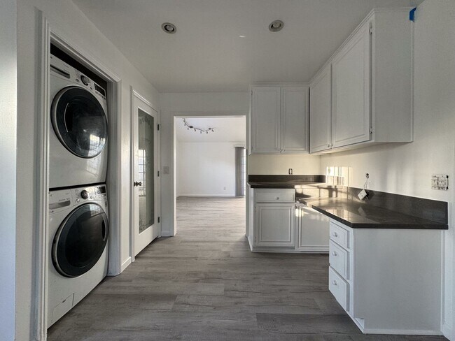 Foto del edificio - Remodeled Reseda Home