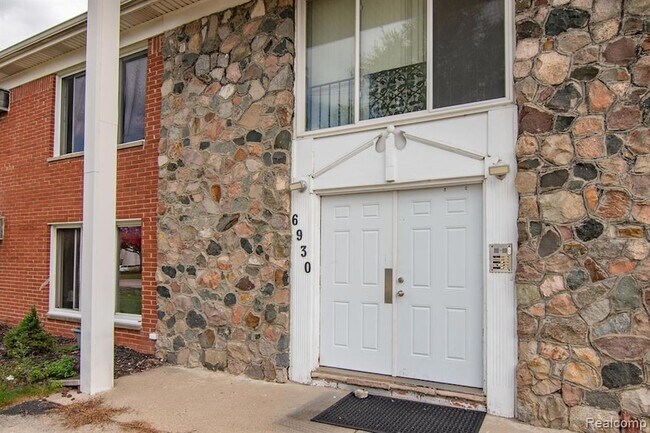 Building Photo - 6930 Yale Street Unit 8