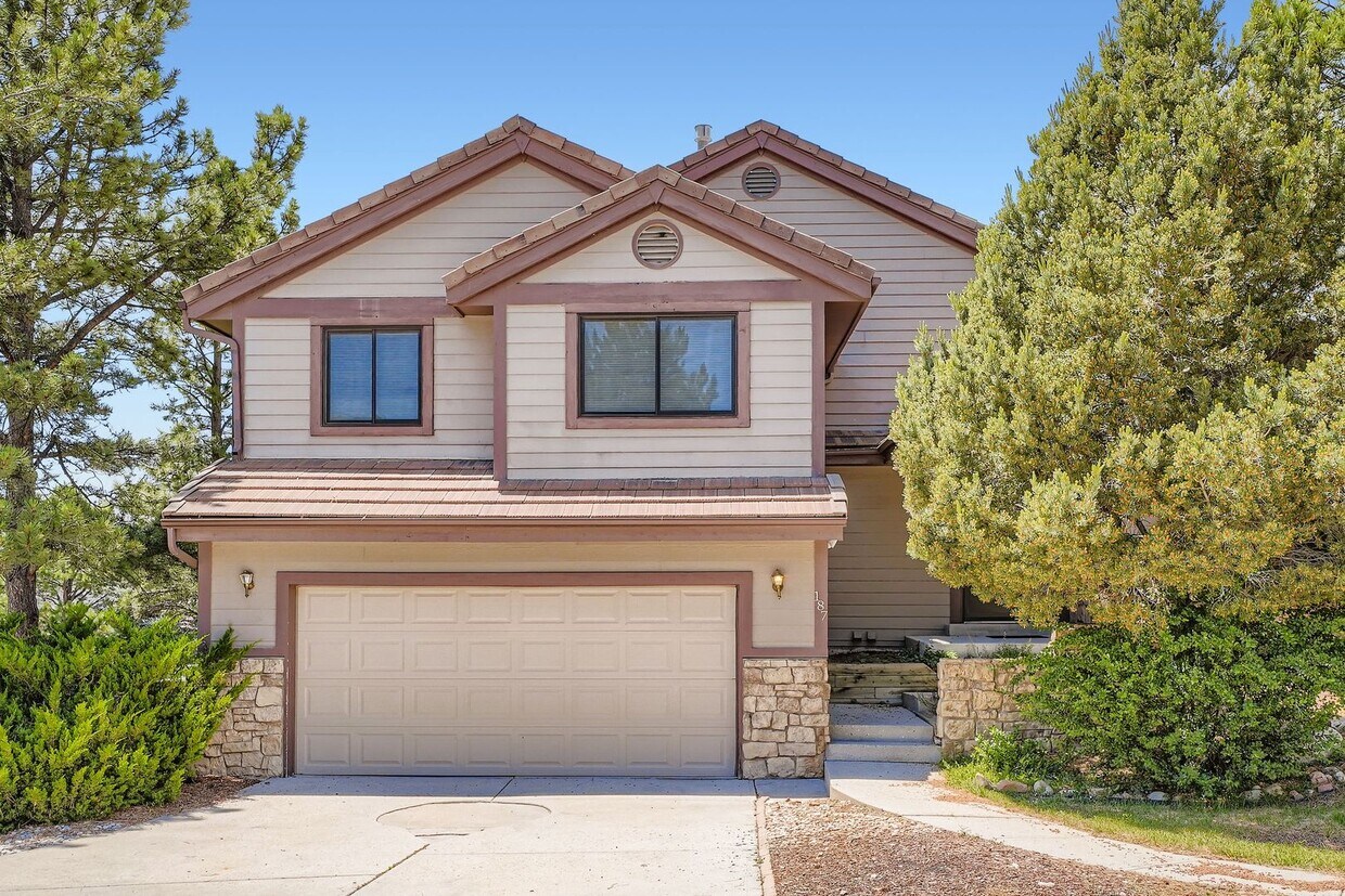 Foto principal - 5 bed 3.5 bath Plum Creek home