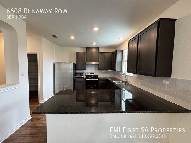 Foto del edificio - 6608 Runaway Row