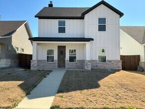 Building Photo - 640 The Cottages Dr