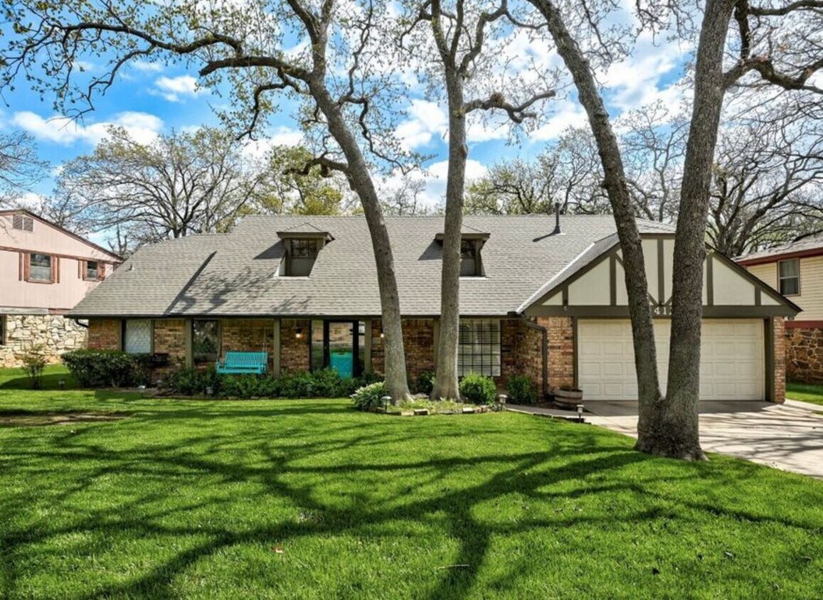 Primary Photo - AVAILABLE SEPTEMBER 10TH Charming 4 bed 2....