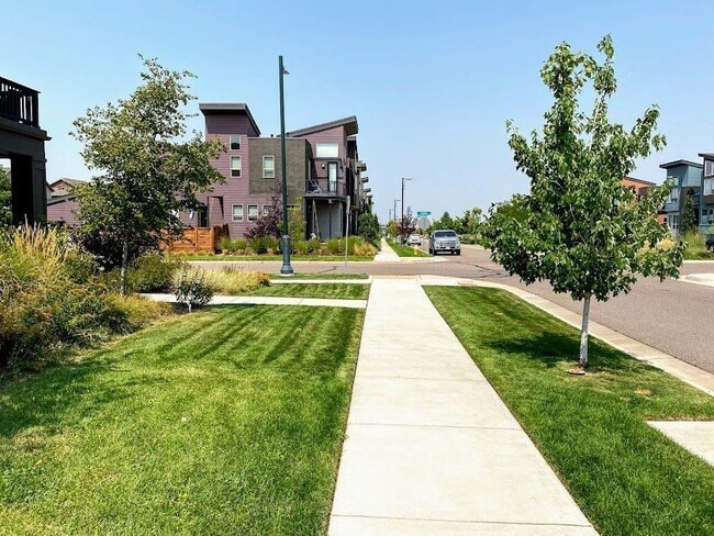 Building Photo - 5447 Valentia St