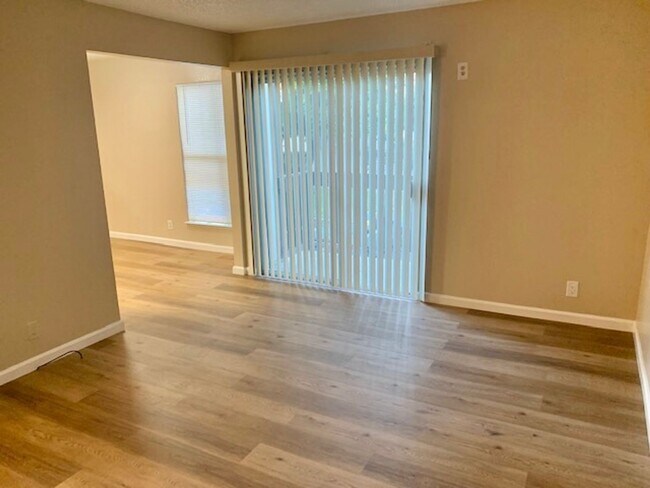 Building Photo - Nice 2 bed, 1.5 Bath Condo with Garage in ...