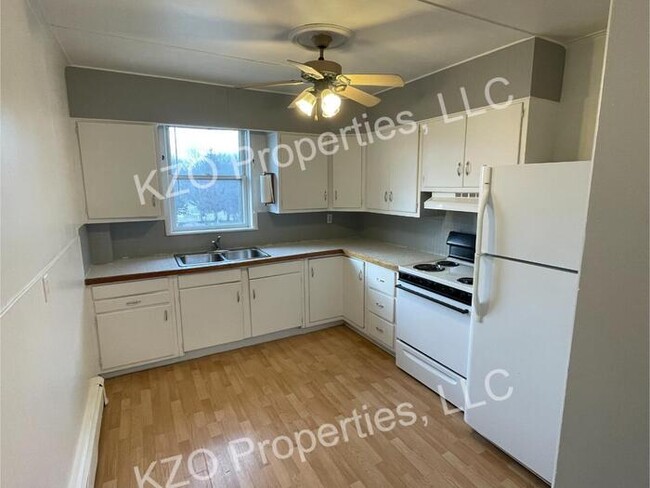 Building Photo - 3 bed 1 bath 2nd floor apt in duplex (fant...