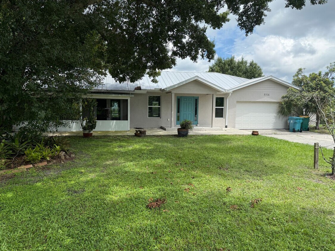 Waterfront Oasis Awaits! 3/2 with Attache... - Waterfront Oasis Awaits!  3/2 with Attache...