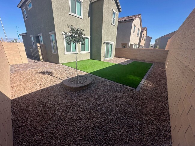 Building Photo - Beautiful New 4 Bedroom , 3 Bath Cadence  ...