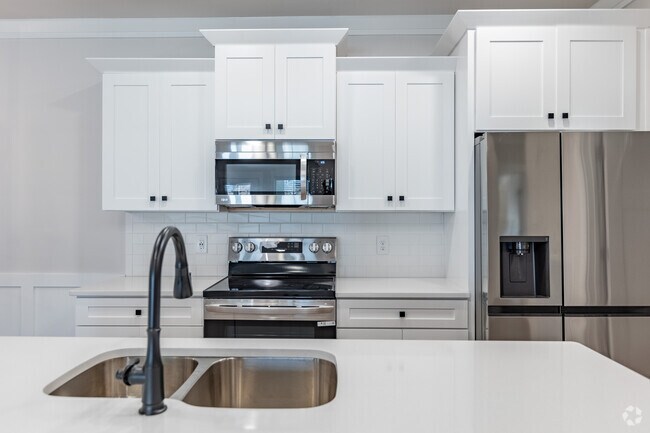 2HAB, 2BA - The Roderick - 1,265 pies cuadrados - Cocina - Newport Station