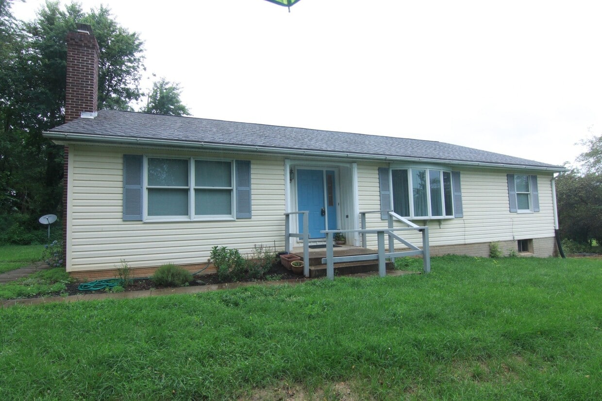 Primary Photo - Sweet Rambler on Acreage