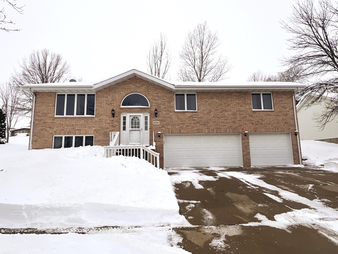 4707 Camelot Dr, Dubuque, IA 52002 House Rental in Dubuque, IA