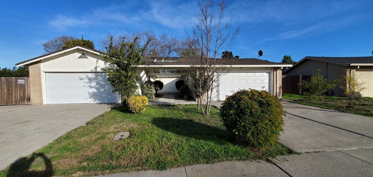 Primary Photo - 1729 Silver Creek Cir