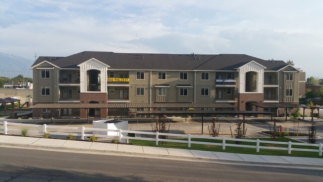 Foto del edificio - 1070 E Riches Ave