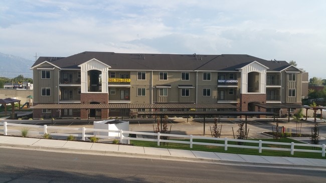 Building Photo - 1070 E Riches Ave