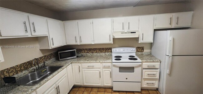 Building Photo - 14850 Naranja Lakes Blvd