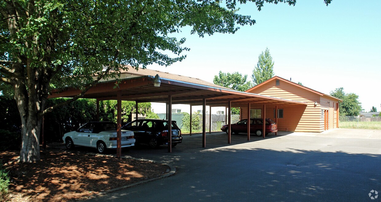 Building Photo - 585 Lone Oak Ave