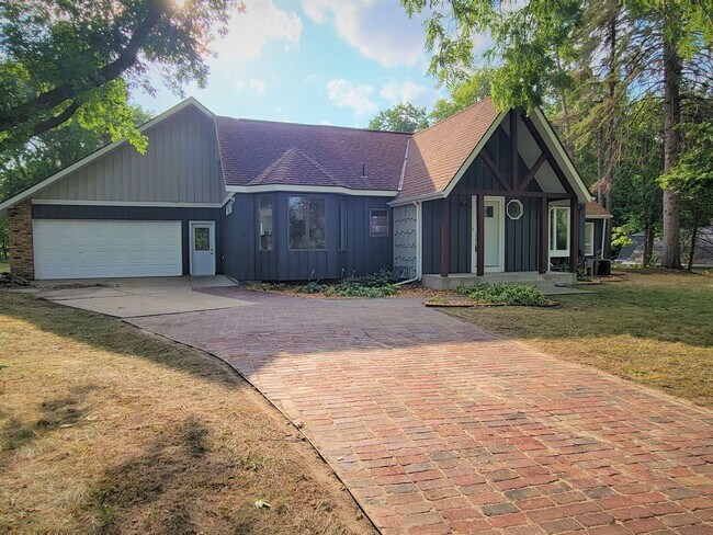 Building Photo - GORGEOUS Executive Home For Rent!