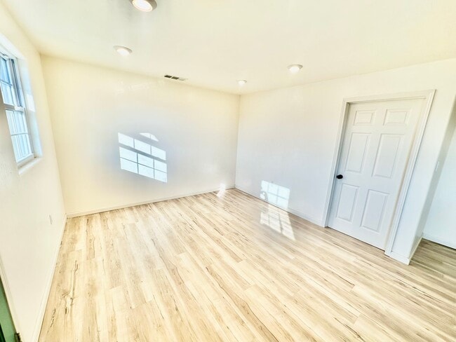 Building Photo - 5012 W Olive Ave