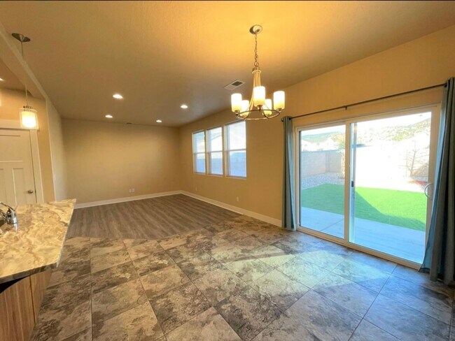 Foto del edificio - HALF OFF FIRST MONTHS RENT!!