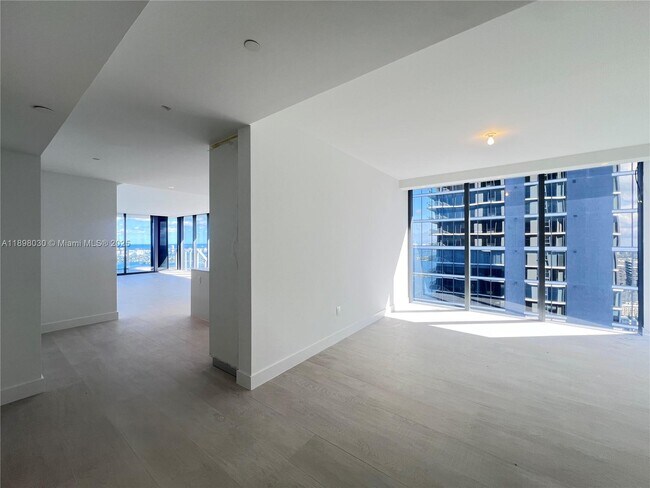 Foto del edificio - 700 NE 24th St
