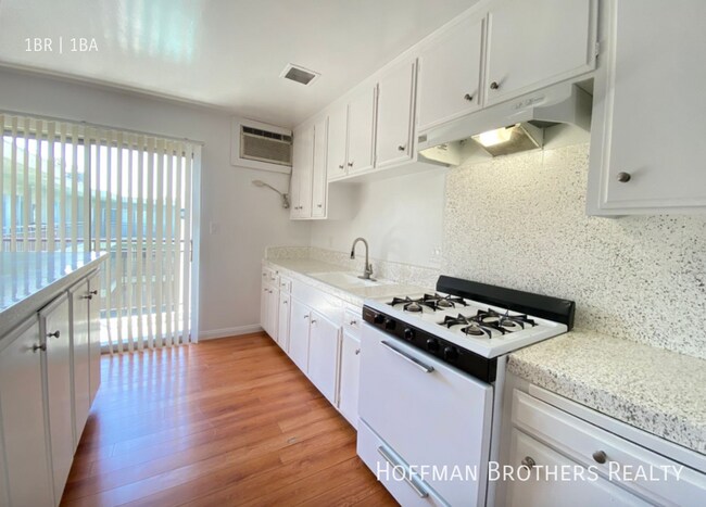 Building Photo - 511 N Kenmore Ave Los Angeles, CA 90004