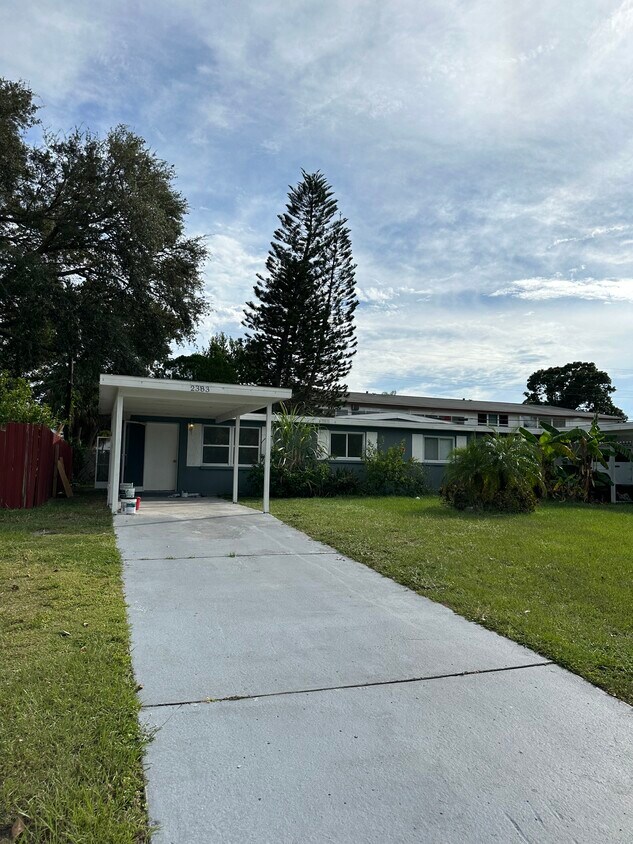 Foto principal - 2383 Chaucer St