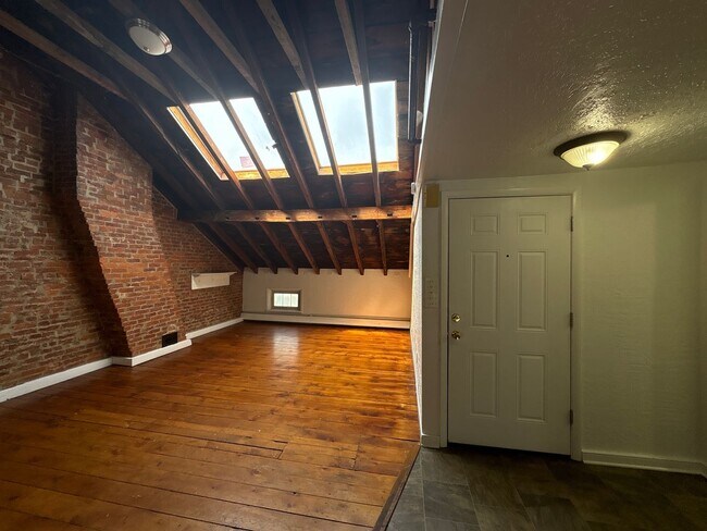 Foto del edificio - 1-2 Bedroom 3rd Floor Apartment Across from Central Market in Downtown York