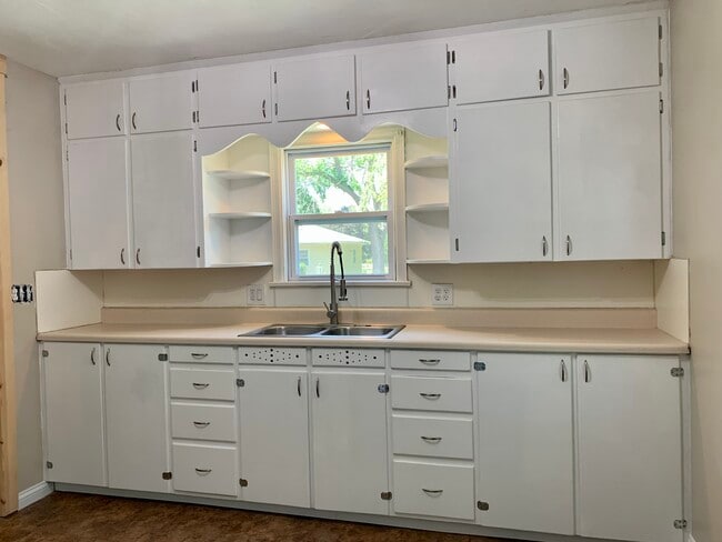 Kitchen - 821 W 7th St