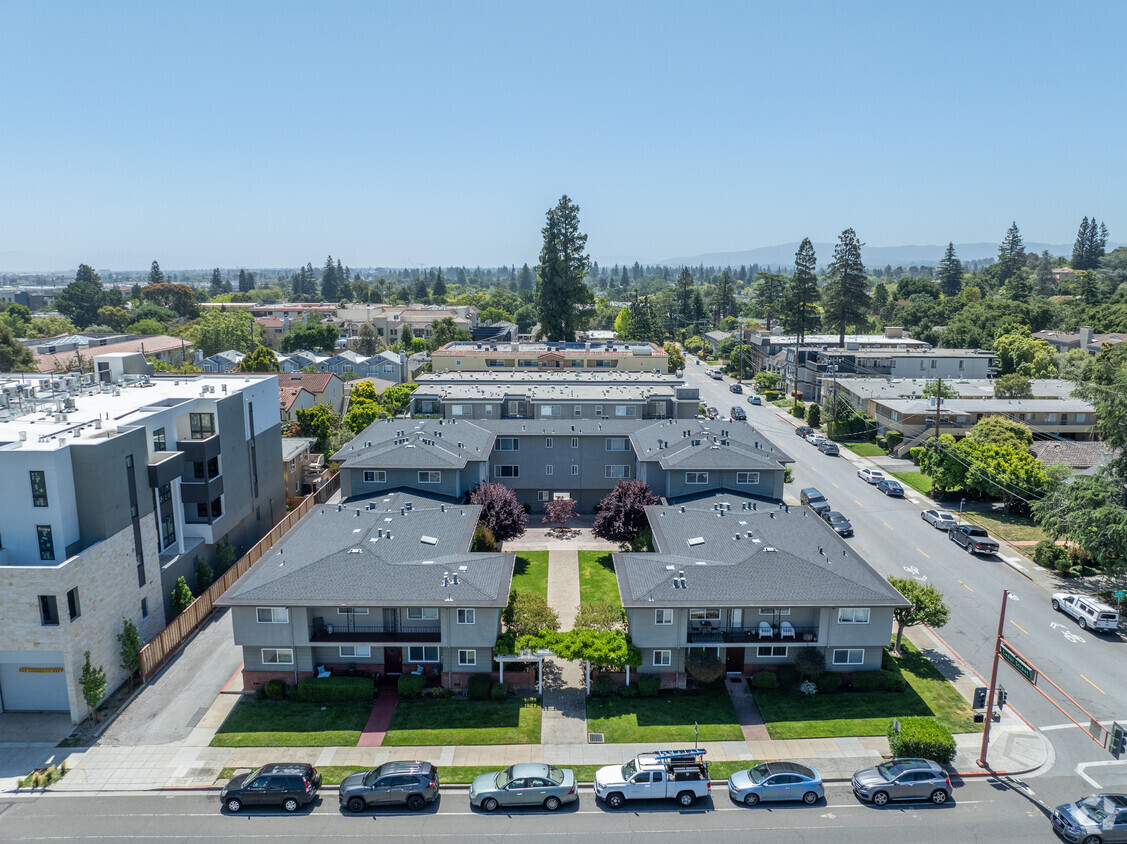 Building photo - 1537-1561 San Carlos Ave