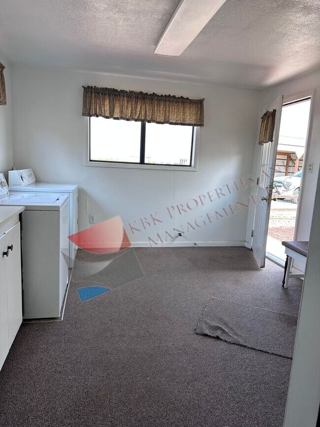 Foto del edificio - 8675 N River Rd
